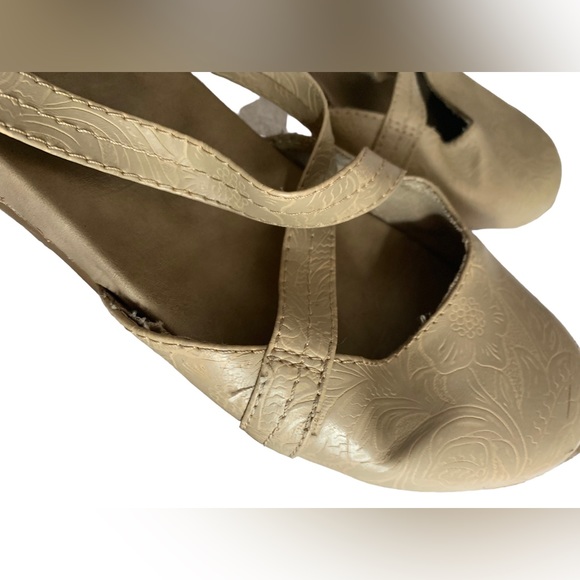 AXXIOM Tan Floral Pattern Arch Support Mary Jane Straps Womans Comfortable Shoes - Picture 2 of 14